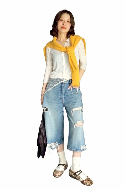カジュアルなデニムスタイルにレオパード柄のバレエスニーカーを合わせたコーデの女性