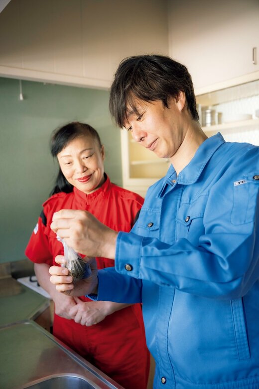 キッチンに立つ滝沢さんと新津さん