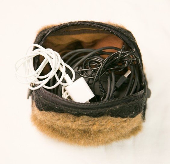 電子機器を入れる