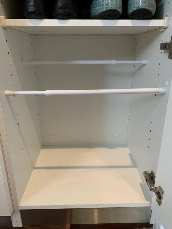 つっぱり棒を2本設置