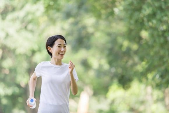 運動をする女性