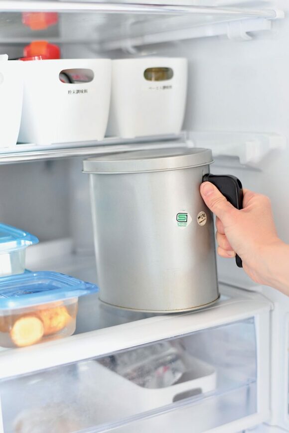 使い終わった油をオイルポットに入れて冷蔵庫で保存する様子