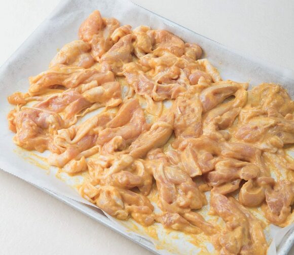 クッキングシートにのせた鶏肉