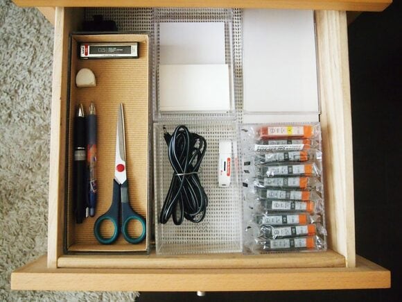 パソコンコードは、もちろんパソコン近くの引き出しに収納。