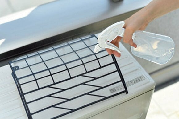 エアコンフィルターにスプレー