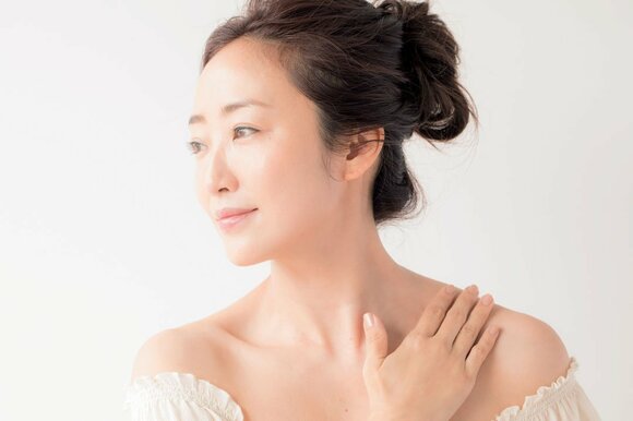 フェイスラインと首にのばす