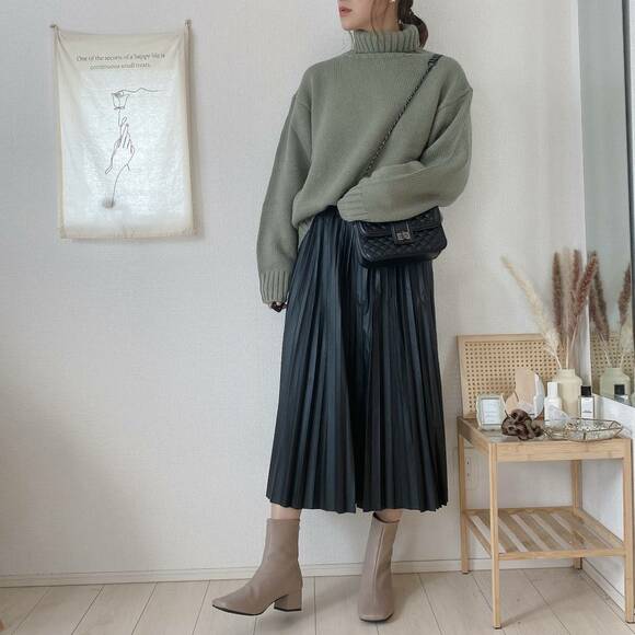 レザースカートでフェミニンコーデ