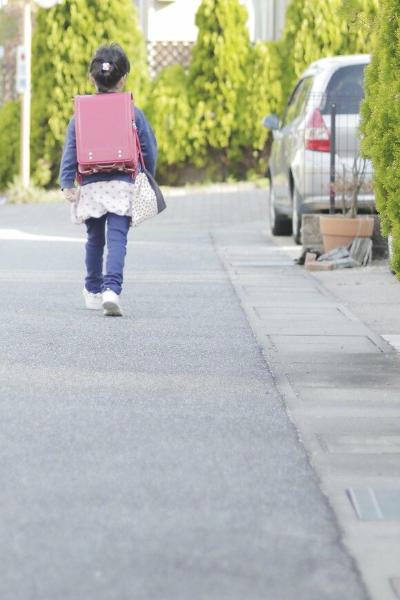 学校へ歩いていく瞬間