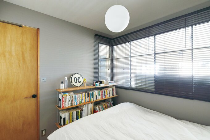 室内窓のおかげで狭い寝室も開放的に