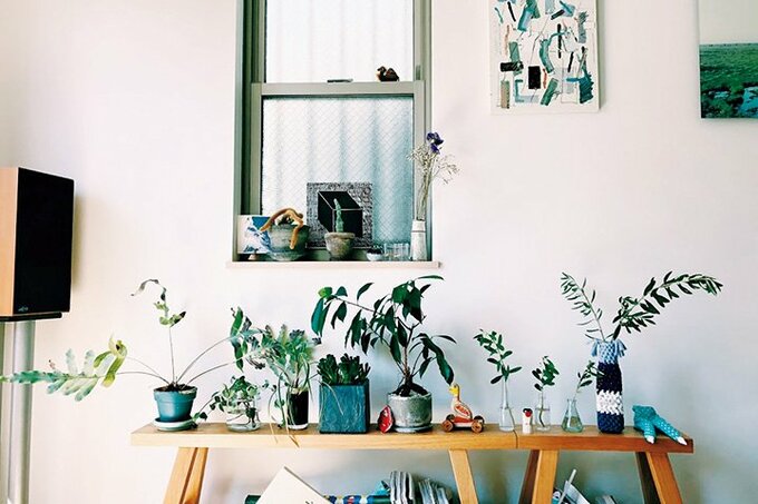 植物や雑貨がセンスよく並べられたリビングの小窓やスツール