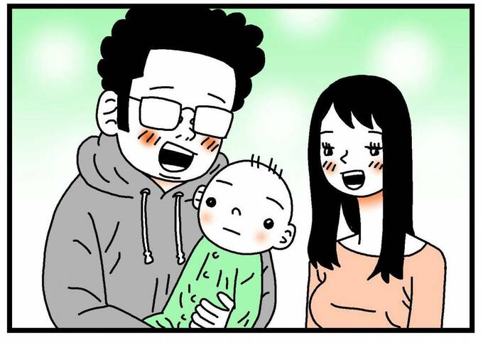 子どもを抱っこする男性とみる女性イラスト