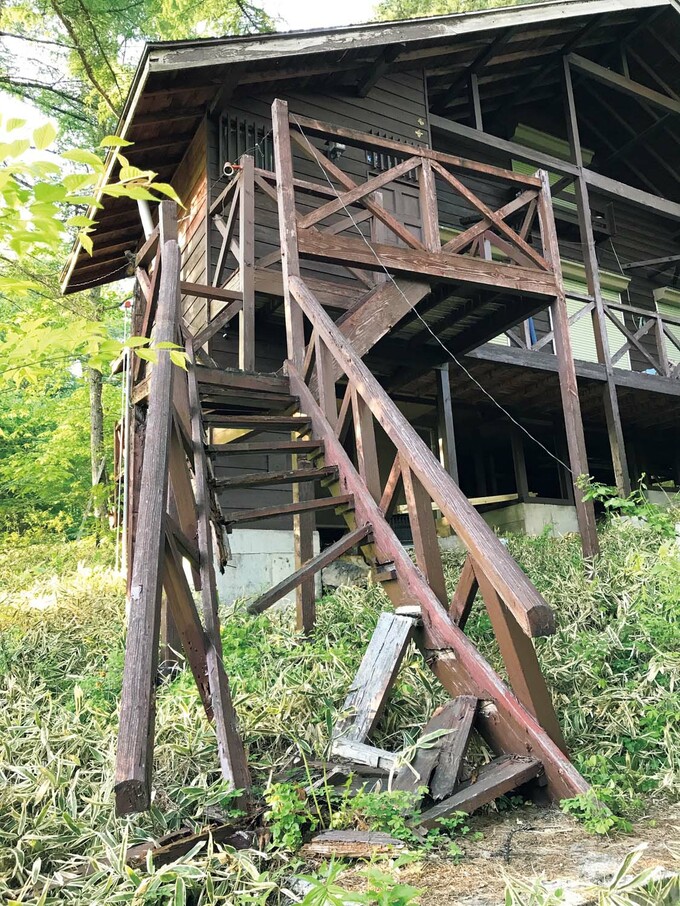 以前のボロボロの階段