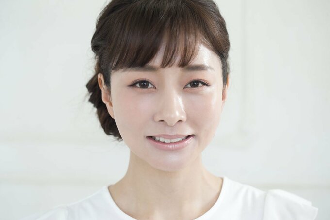 口を横に広げる