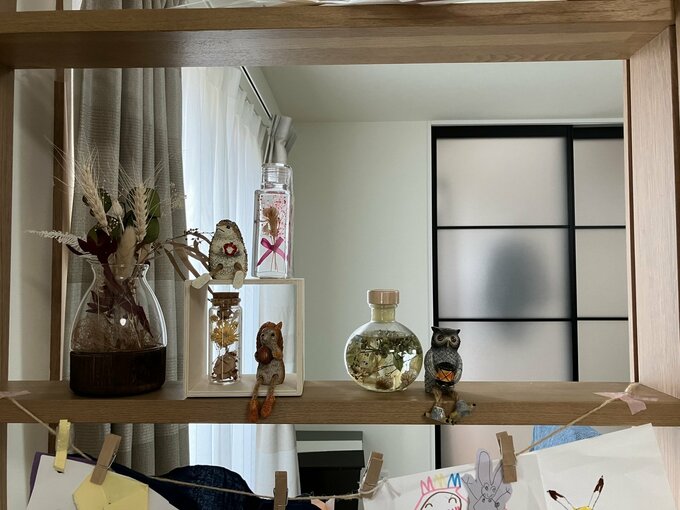 好みのインテリア小物を飾っている中段の棚