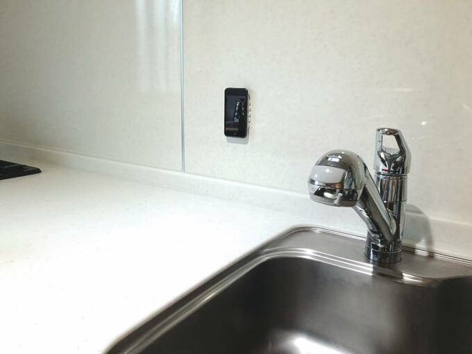 シンク壁にスマホ