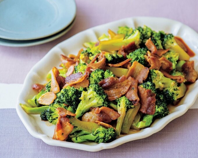 カリカリ豚とブロッコリーの炒め物