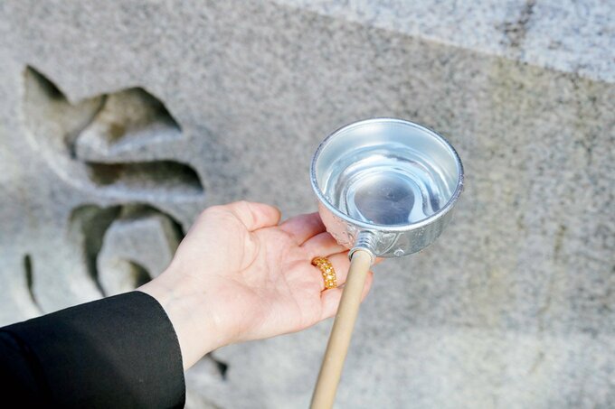 手水舎で左手を洗う