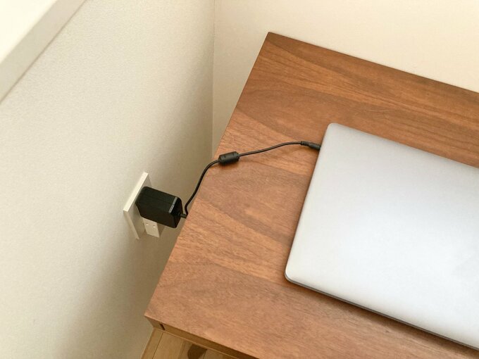 デスクの高さに合わせたコンセント