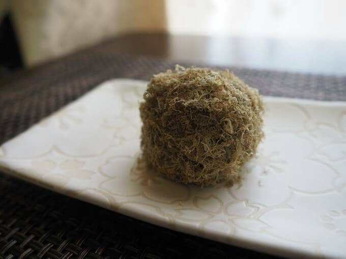 お皿にとろろ昆布のみそ玉