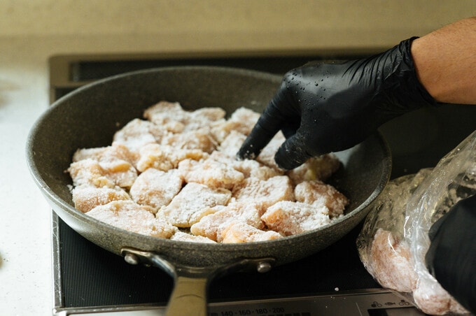フライパンで両面を焼く