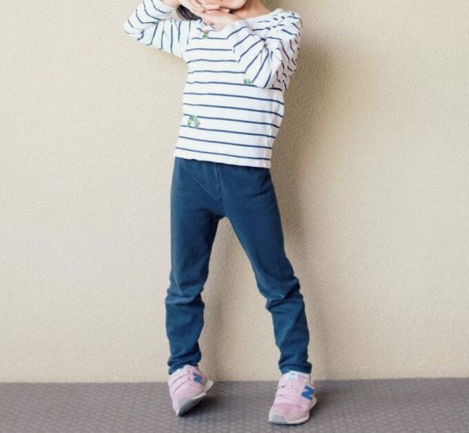 ボーダーにパンツ女の子