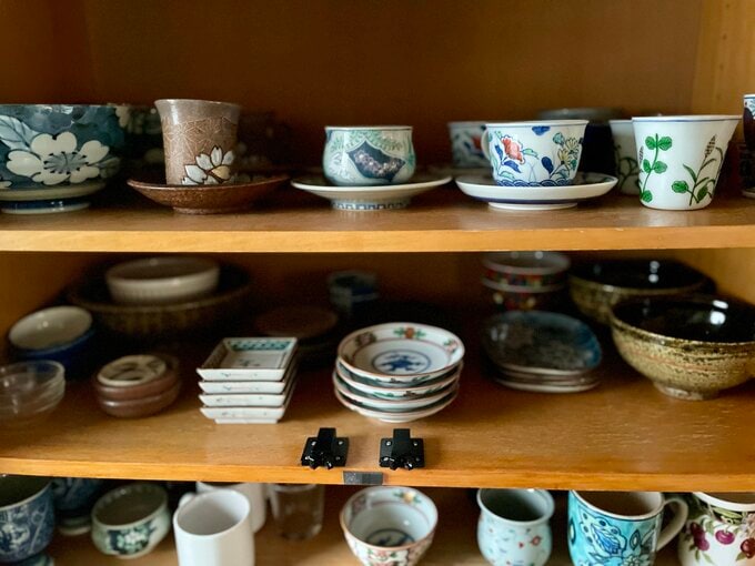 整頓された食器棚