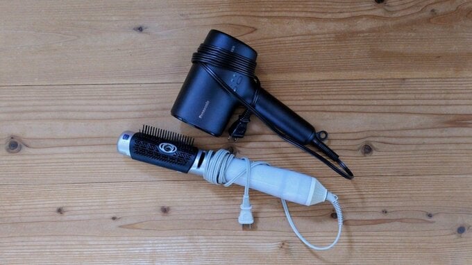 毎晩乾かすときに使うドライヤーと、朝たまに使うカールドライヤー