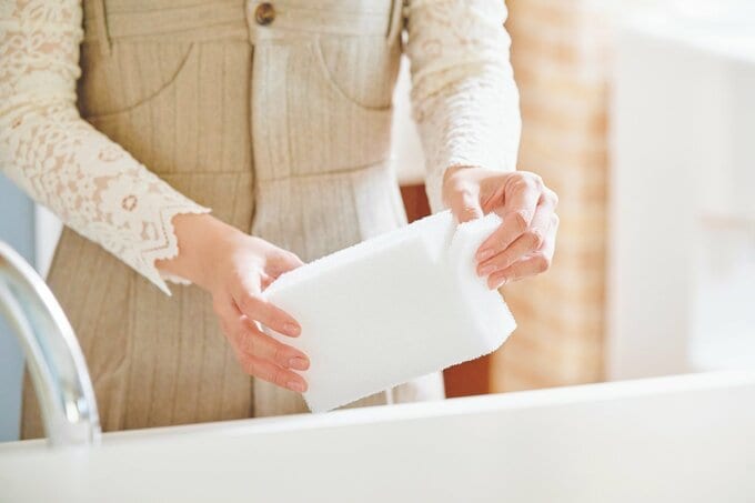 スポンジをめくる人