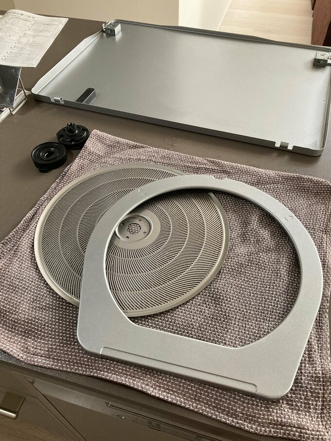 きれいになったレンジフードの部品