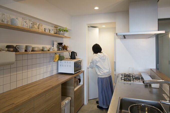 奥にパントリーを設けたオープンキッチン
