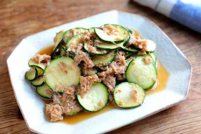 盛りつけたズッキーニとツナのゴマ中華あえ