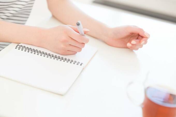 ノートに書き込む様子