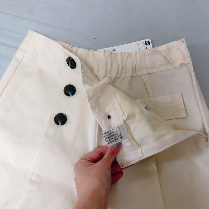 脇にファスナーつき