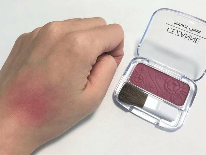 カシスローズを手につけた状態