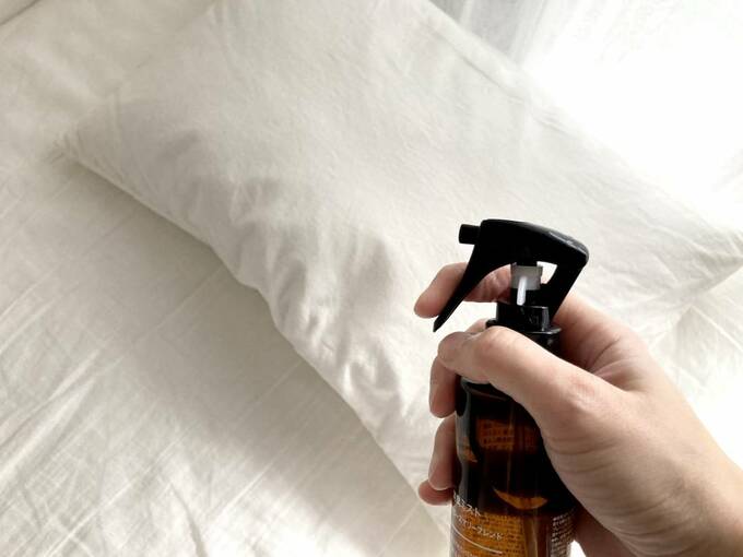 消臭ミストをふきかける様子