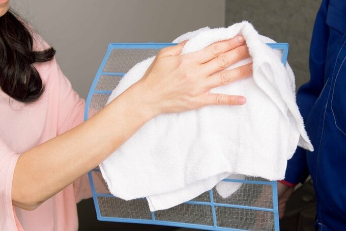 フィルターをタオルで乾かす