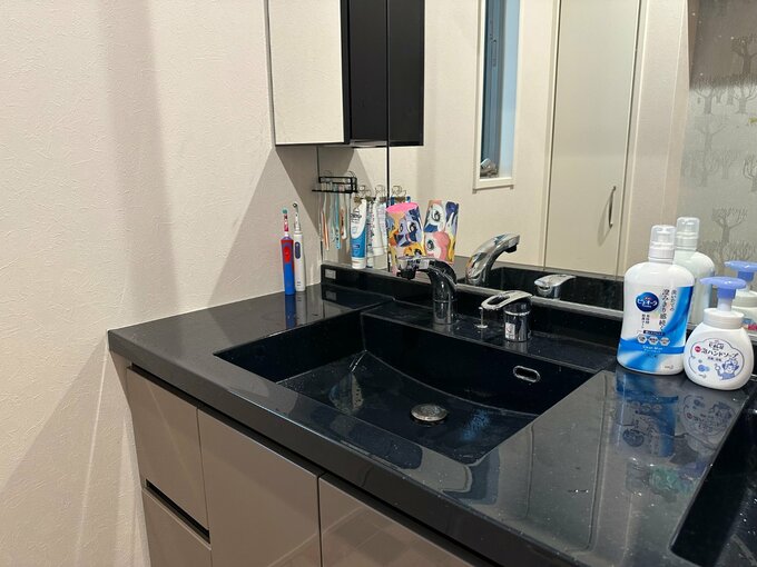 洗面台に置かれている歯ブラシ類