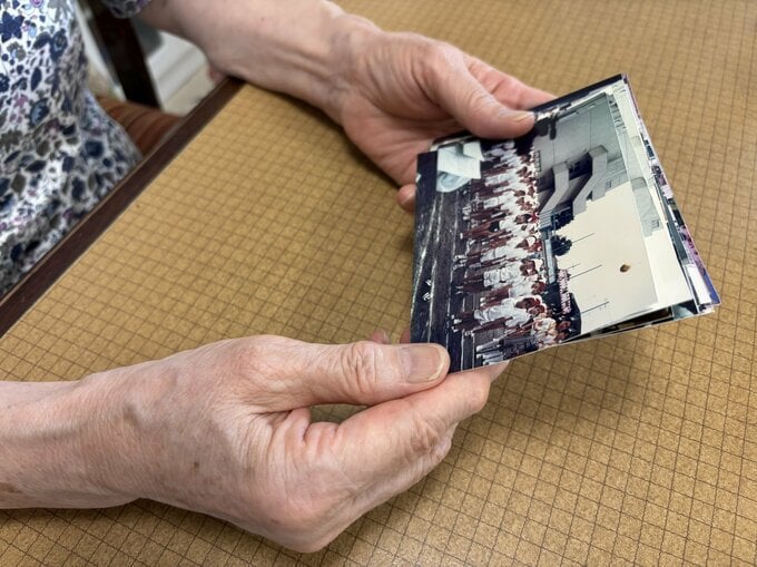 懐かしい写真をめくる母の手元。思い出話に花が咲きます