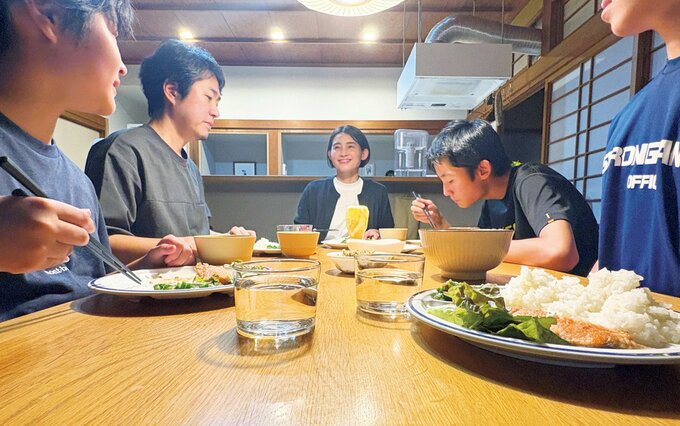食卓を囲む5人家族