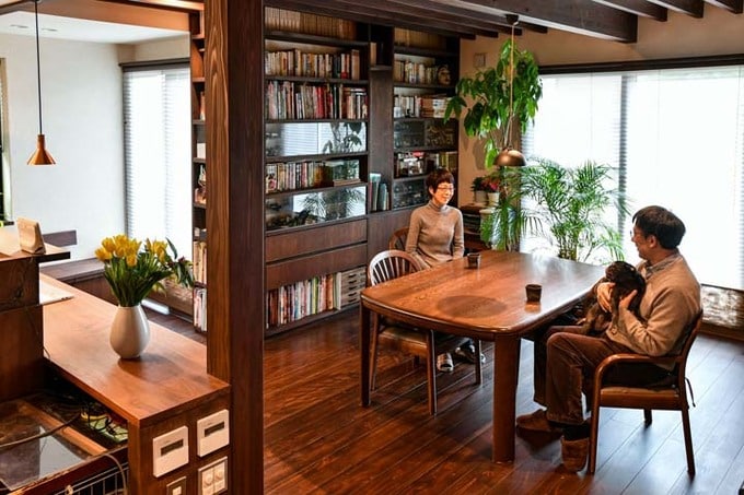 LDKでくつろぐ夫妻