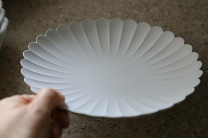 目当ての食器を取り出す