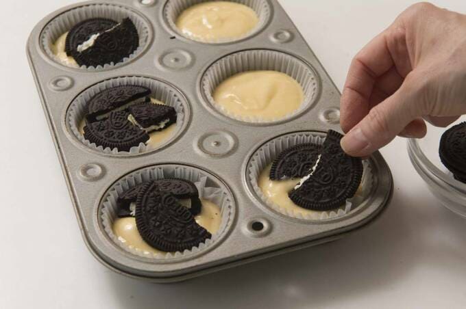 生地の上にココアクッキーをのせる