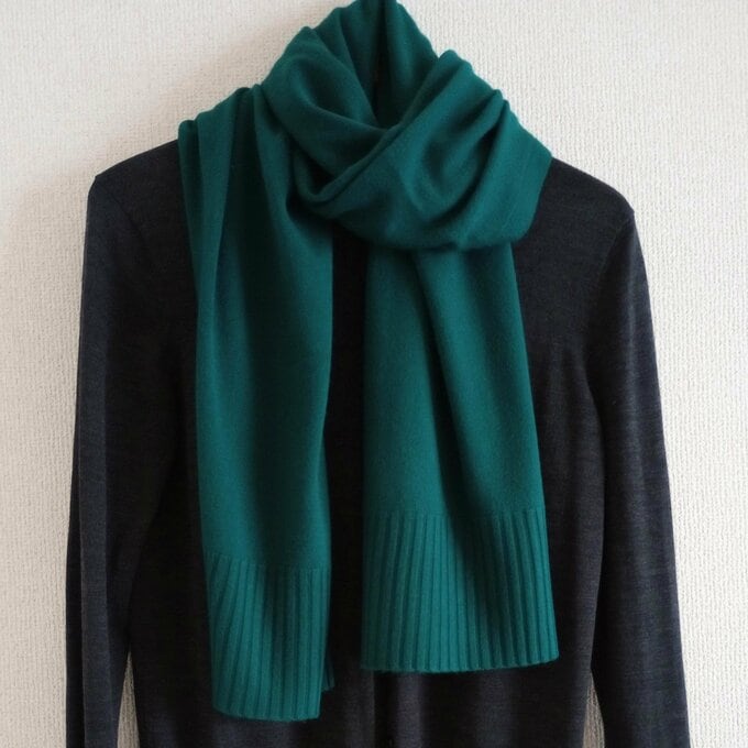 色の強い緑色のストール