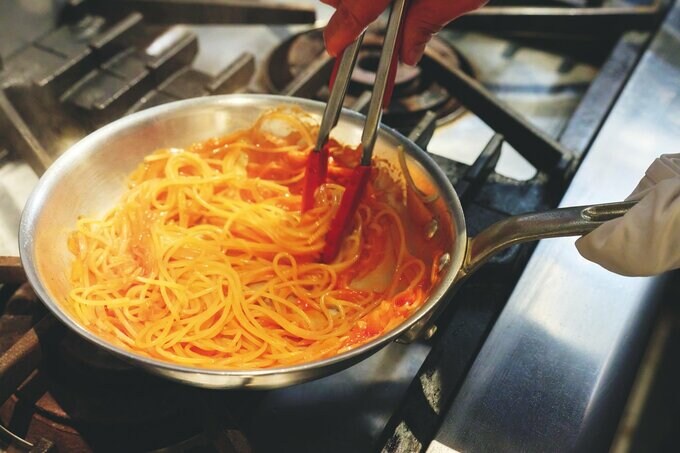 ナポリタンスパゲティをつくっている様子