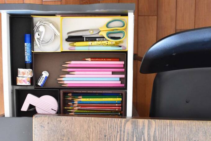 引き出しにハサミや鉛筆など