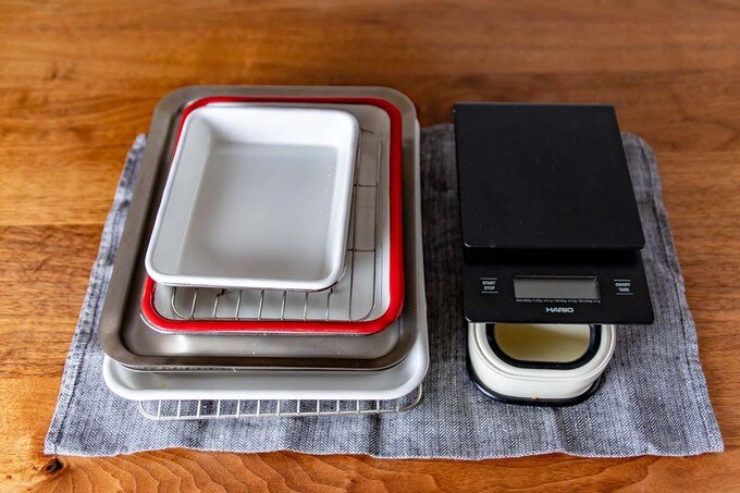 大中小のバット、おろし器とクッキングスケール