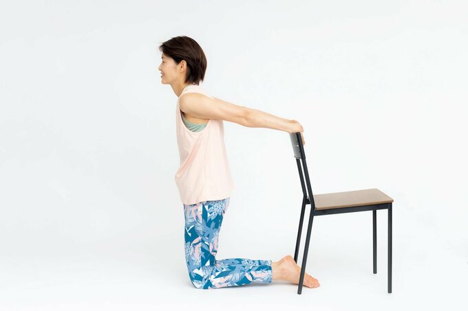 肩甲骨ストレッチをする人