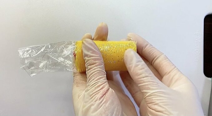 卵をラップに包む