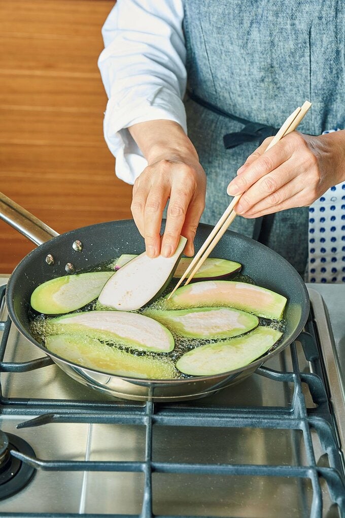 ナスを炒めている様子