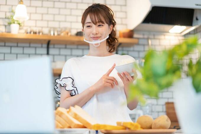 キッチンに立つ女性